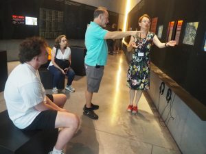 Goście zwiedzają ekspozycję główną MPRŻ.