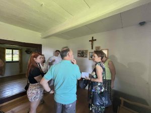 Goście zwiedzają Chałupę Szylarów.