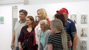 Delegacja ze Stanów Zjednoczonych pozuje na tle wystawy Ecce Homo - Osoba i Twarz.