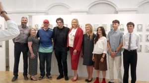 Delegacja ze Stanów Zjednoczonych pozuje na tle wystawy Ecce Homo - Osoba i Twarz.