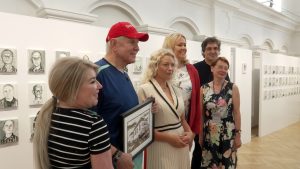 Delegacja ze Stanów Zjednoczonych pozuje na tle wystawy Ecce Homo - Osoba i Twarz.