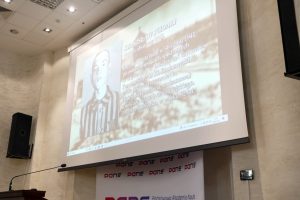 Rzut na ekran, na którym wyświetlany jest film o więźniach Auschwitz.