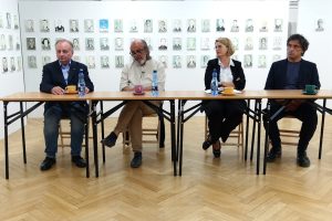 Prelegenci Sympozjum Szkoły Etyki Muzeum Ulmów na tle portretów ofiar KL Auschwitz.