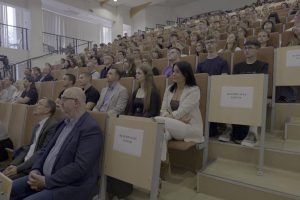 Uczestnicy Sympozjum Szkoły Etyki Muzeum Ulmów w sali wykładowej jarosławskiej uczelni.