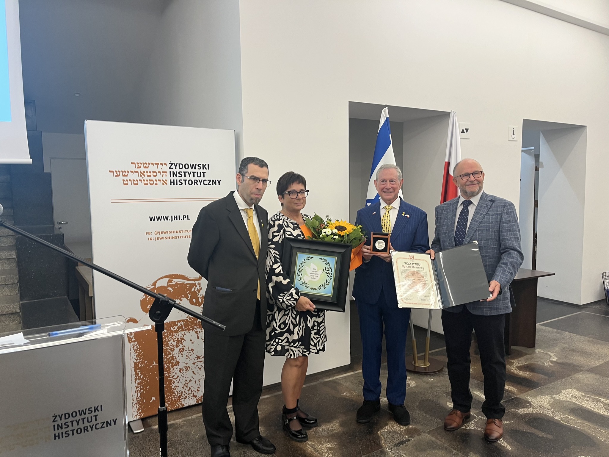 Ambasador Jaakow Finkelstein, rodzina Kuźniarów i Jeffrey Cymbler podczas wręczenia medalu i dyplomu honorowego Istytut Jad Waszem w Jerozolimie.