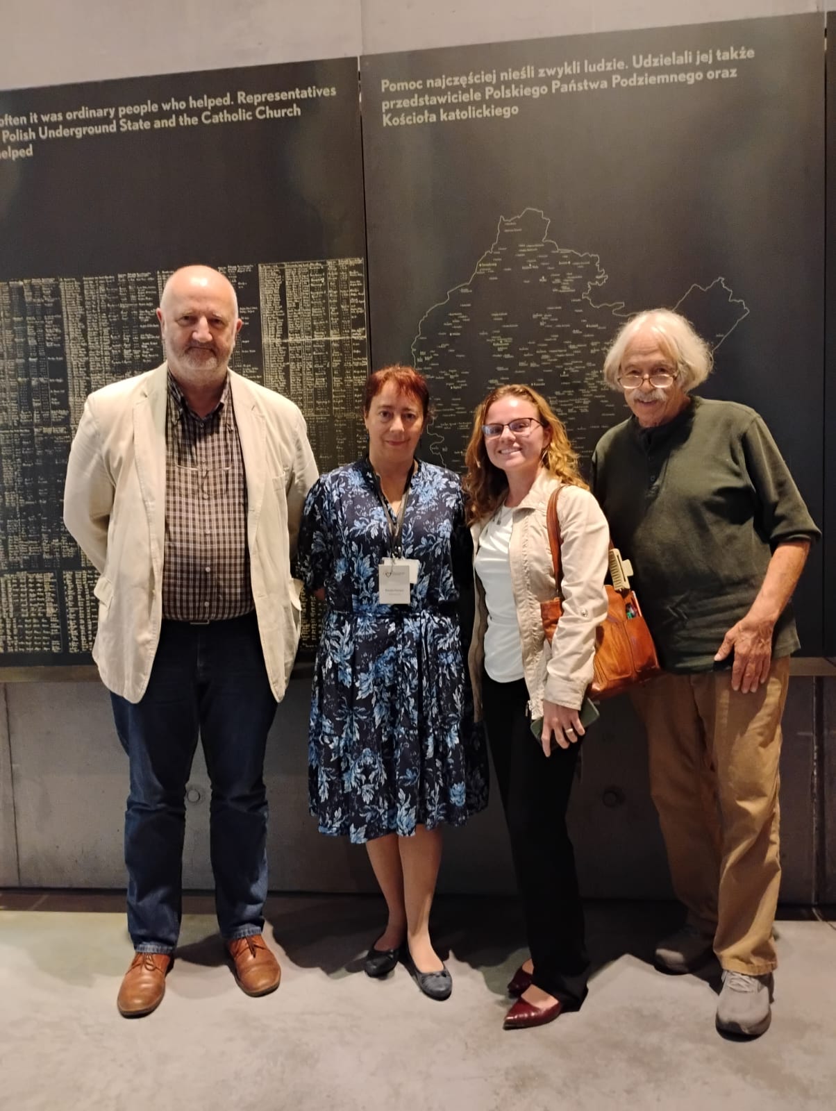 Prof. Theodore Rosengarten wraz z asystentką, Claire Mattes oraz pracownikami MPRŻ na tle głównej ekspozycji.