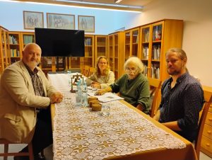 Wizyta amerykańskiego historyka, prof. Theodora Rosengartena. Uczestnicy spotkania w sali naukowej MPRŻ.