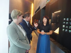 Tibor Gerencsér, Konsul Generalny Węgier w Krakowie wraz z małżonką zwiedzają ekspozycję MPRŻ. Towarzyszy im przewodnik.