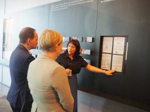 Tibor Gerencsér, Konsul Generalny Węgier w Krakowie wraz z małżonką zwiedzają ekspozycję MPRŻ. Towarzyszy im przewodnik.