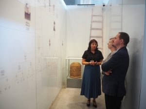 Tibor Gerencsér, Konsul Generalny Węgier w Krakowie wraz z małżonką zwiedzają ekspozycję MPRŻ. Towarzyszy im przewodnik.