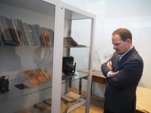 Tibor Gerencsér, Konsul Generalny Węgier w Krakowie zwiedza ekspozycję MPRŻ.