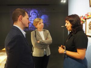 Tibor Gerencsér, Konsul Generalny Węgier w Krakowie wraz z małżonką zwiedzają ekspozycję MPRŻ. Towarzyszy im przewodnik.