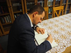 Tibor Gerencsér, Konsul Generalny Węgier w Krakowie dokonuje wpisu w księdze pamiątkowej.