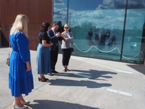 Tibor Gerencsér, Konsul Generalny Węgier w Krakowie wraz z małżonką zwiedzają ekspozycję MPRŻ. Towarzyszy im przewodnik.