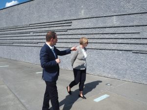 Tibor Gerencsér, Konsul Generalny Węgier w Krakowie wraz z małżonką zwiedzają Ścianę Pamięci MPRŻ.