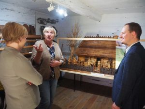 Tibor Gerencsér, Konsul Generalny Węgier w Krakowie wraz z małżonką zwiedzają Zagrodę-Muzeum Wsi Markowa. Towarzyszy im Maria Ryznar-Fołta, prezes TPM.