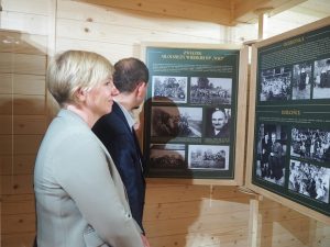 Tibor Gerencsér, Konsul Generalny Węgier w Krakowie wraz z małżonką zwiedzają wystawę fotograficzną "Markowa - czas i ludzie" w markowskim skansenie.