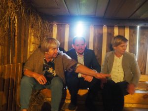 Tibor Gerencsér, Konsul Generalny Węgier w Krakowie wraz z małżonką zwiedzają Chałupę Szylarów. Towarzyszy im Maria Ryznar-Fołta, prezes TPM.