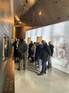 Grupa Dyrektorów muzeów i instytucji polityki pamięci MKiDN zwiedza MPRŻ.