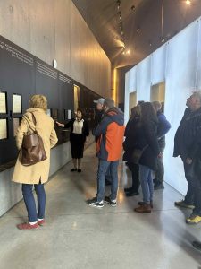 Grupa Dyrektorów muzeów i instytucji polityki pamięci MKiDN zwiedza MPRŻ.