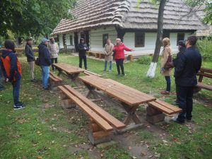 Grupa Dyrektorów muzeów i instytucji polityki pamięci MKiDN zwiedza Zagrodę-Muzeum Wsi Markowa.