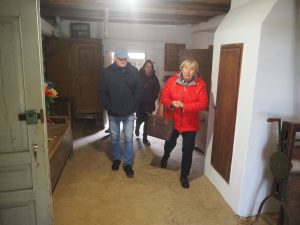 Grupa Dyrektorów muzeów i instytucji polityki pamięci MKiDN zwiedza Zagrodę-Muzeum Wsi Markowa.