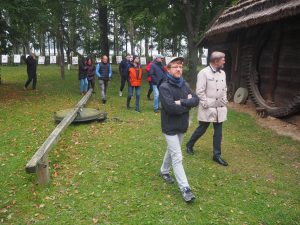 Grupa Dyrektorów muzeów i instytucji polityki pamięci MKiDN zwiedza Zagrodę-Muzeum Wsi Markowa.