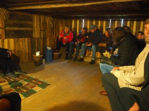 Grupa Dyrektorów muzeów i instytucji polityki pamięci MKiDN zwiedza Chałupę Szylarów.