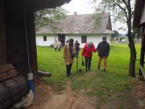 Grupa Dyrektorów muzeów i instytucji polityki pamięci MKiDN zwiedza Zagrodę-Muzeum Wsi Markowa.