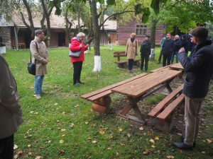 Grupa Dyrektorów muzeów i instytucji polityki pamięci MKiDN zwiedza Zagrodę-Muzeum Wsi Markowa.