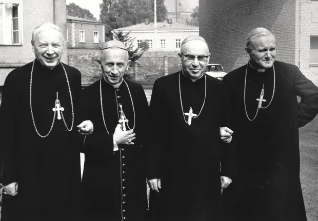 Kard. Stefan Wyszyński, abp. Antoni Baraniak, kard. Bolesław Kominek, kard. Karol Wojtyła