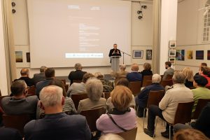 Uczestnicy Kolokwiów Kolbuszowskich pt. „Zbawienie w Psalmach. Colloquia Kolbuszoviensia. Chrześcijańsko-żydowskie rozmowy o Księdze Psalmów" podczas jednego z wykładów; 26.11.2025 r. dawna synagoga w Kolbuszowej